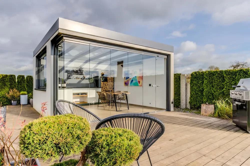Ausstellung Wild & Kienle in Herbertingen – Außenansicht mit Terrassenüberdachung