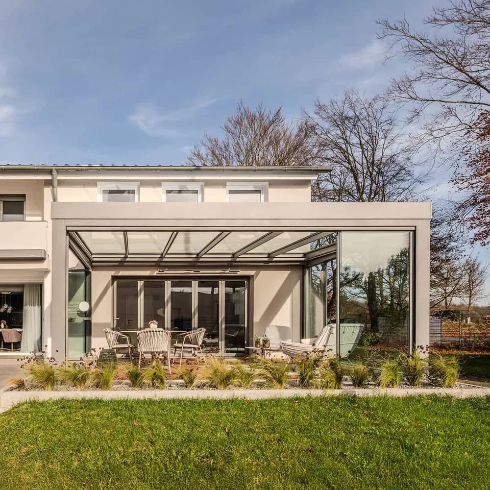 Ausstellung Wild & Kienle in Ulm – Außenansicht mit Terrassenüberdachung